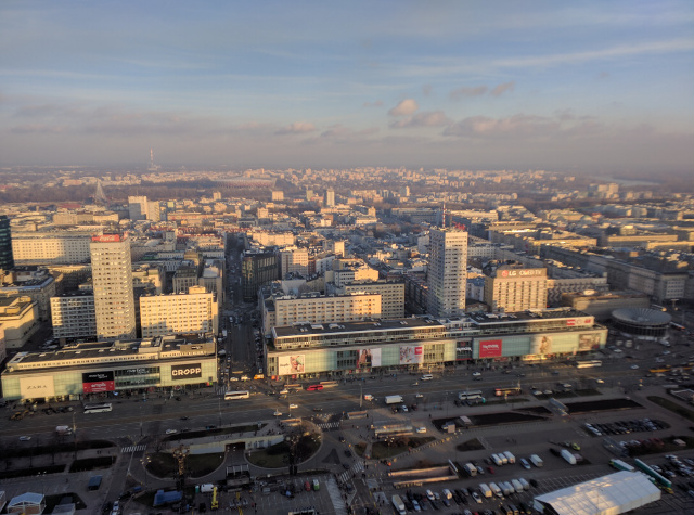 Widok z tarasu PKiN. Słoneczny zimowy dzień, ale bez śniegu. Widać Galerię Centrum, Rotundę, i dalej panoramę miasta w kierunku Wisły.